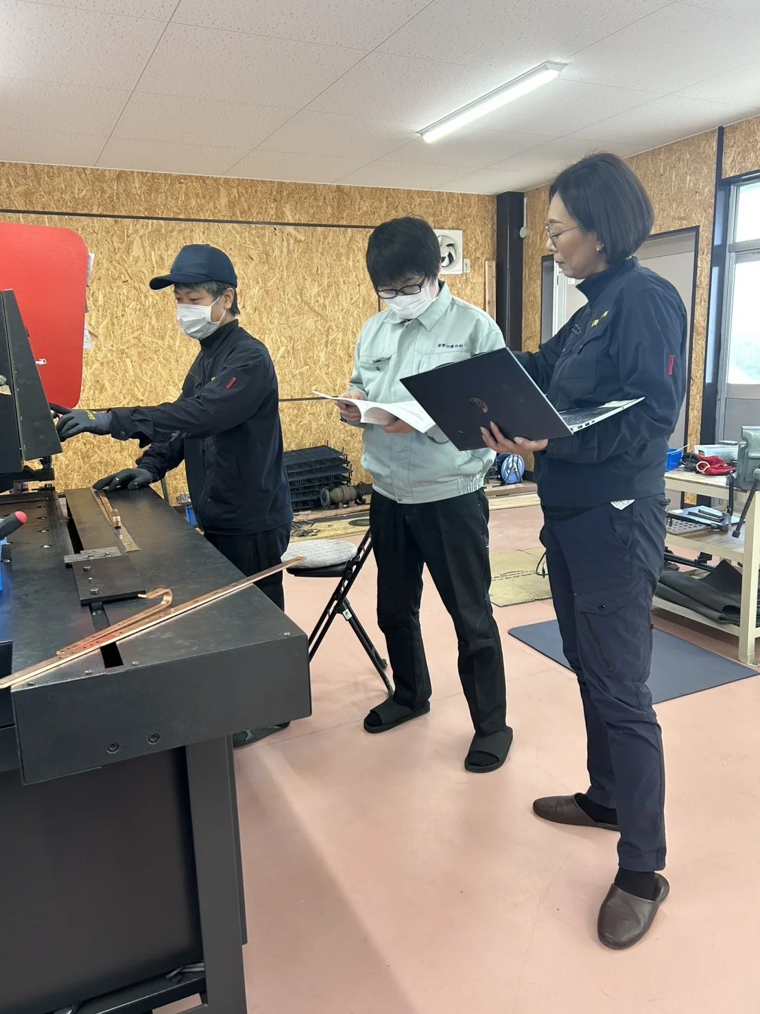 治具を前に打ち合わせする社員